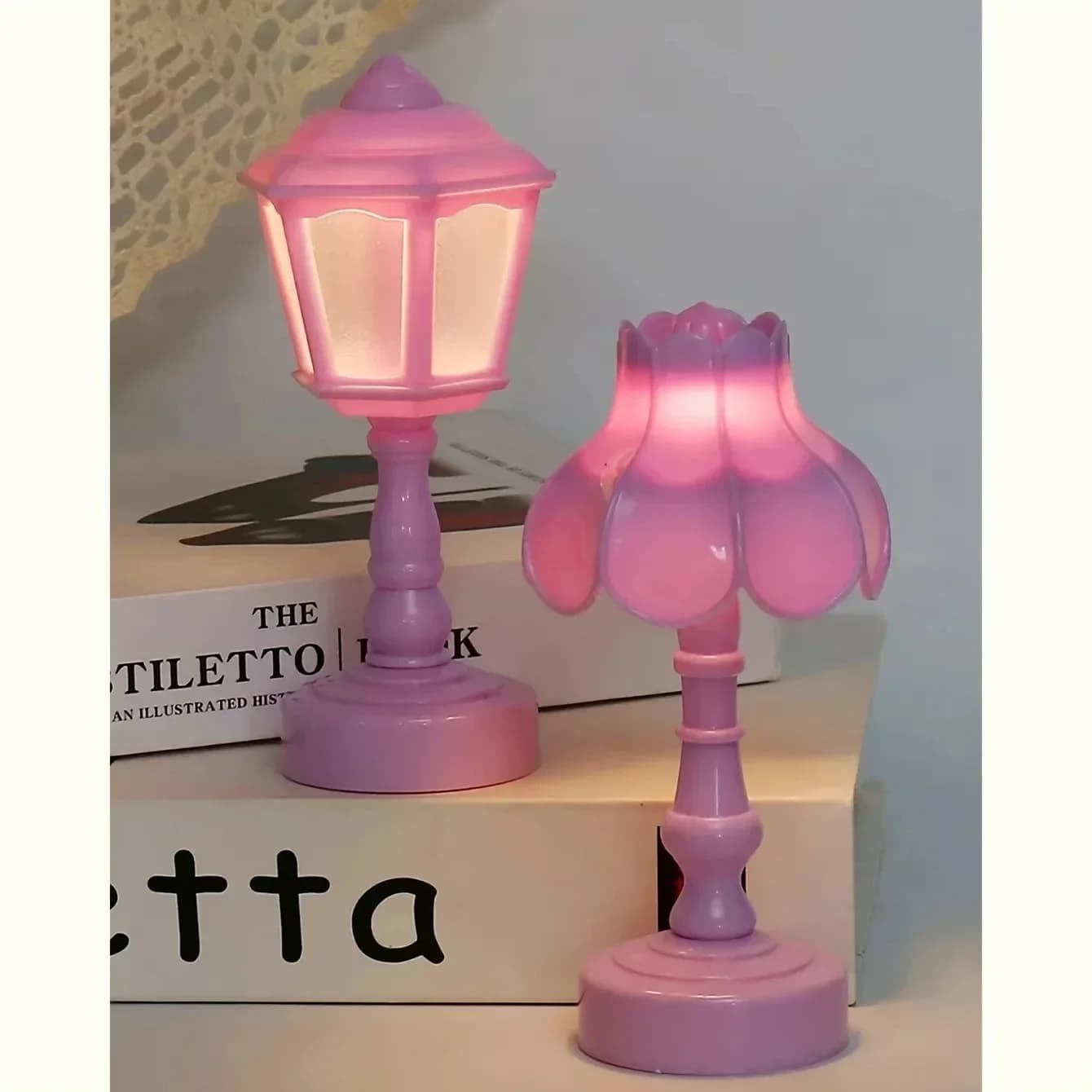 Mini stolní lampa se stínidlem ve tvaru okvětních lístků a teplým bílým světlem