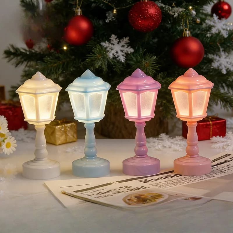 Mini stolní lampa se stínidlem ve tvaru okvětních lístků a teplým bílým světlem