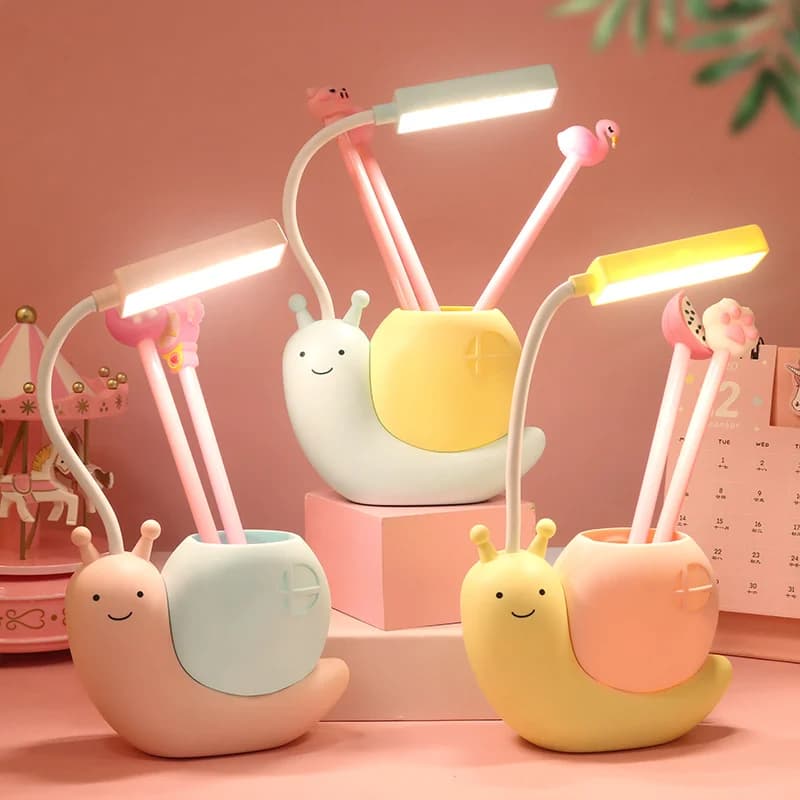 LED stolní lampa ve tvaru šneka s držákem na pera