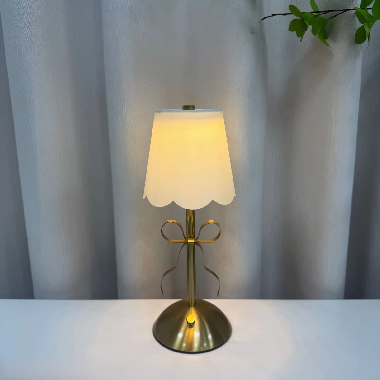 Nabíjecí stolní lampa se zlatou mašlí a látkovým stínidlem