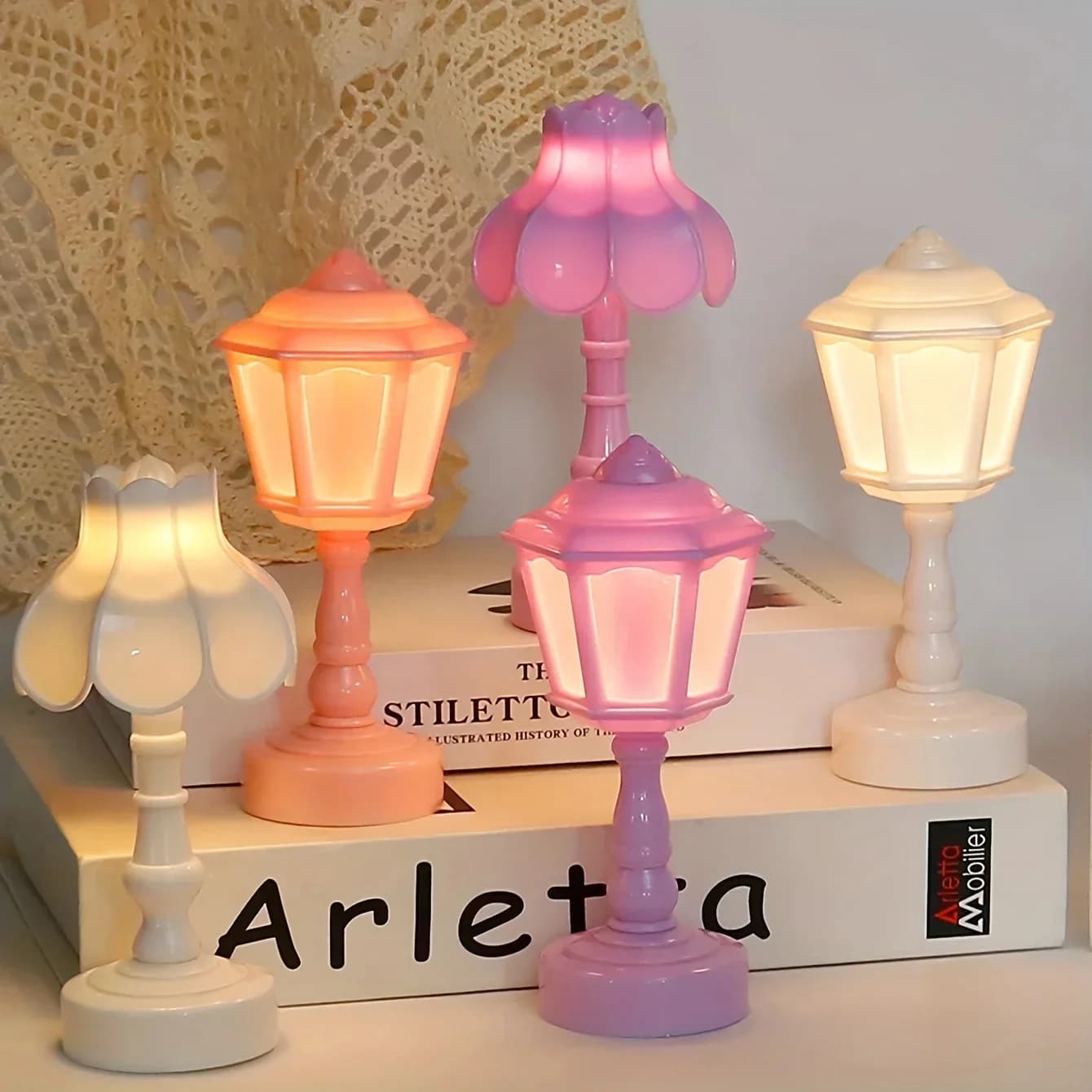 Mini stolní lampa se stínidlem ve tvaru okvětních lístků a teplým bílým světlem